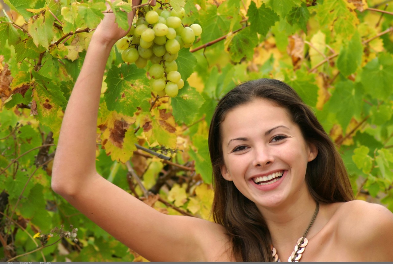 Naked Caucasian chick with a tight little ass poses with a bunch of grapes foto porno #428628391