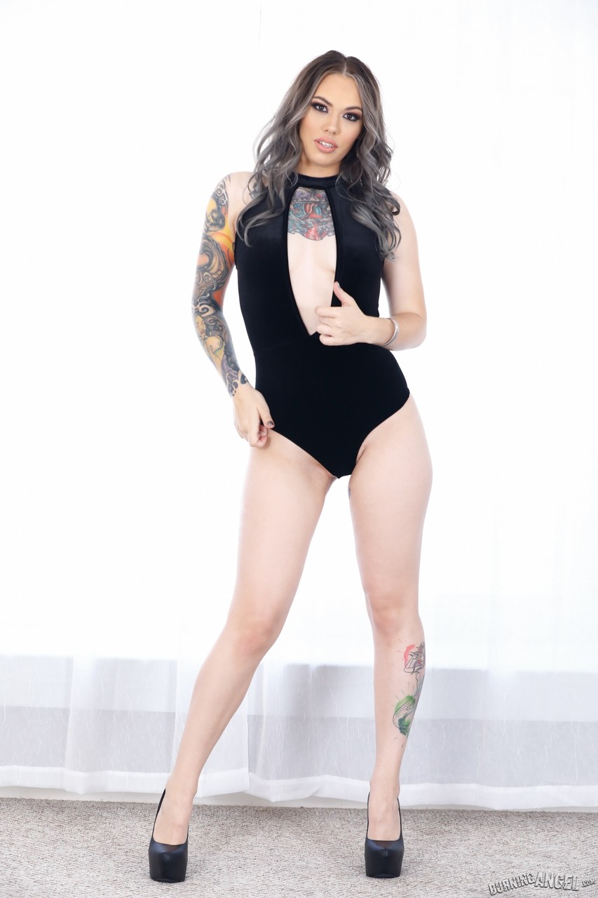 Tattooed goddess Taurus playing with her curvy body on the floor foto porno #423645267