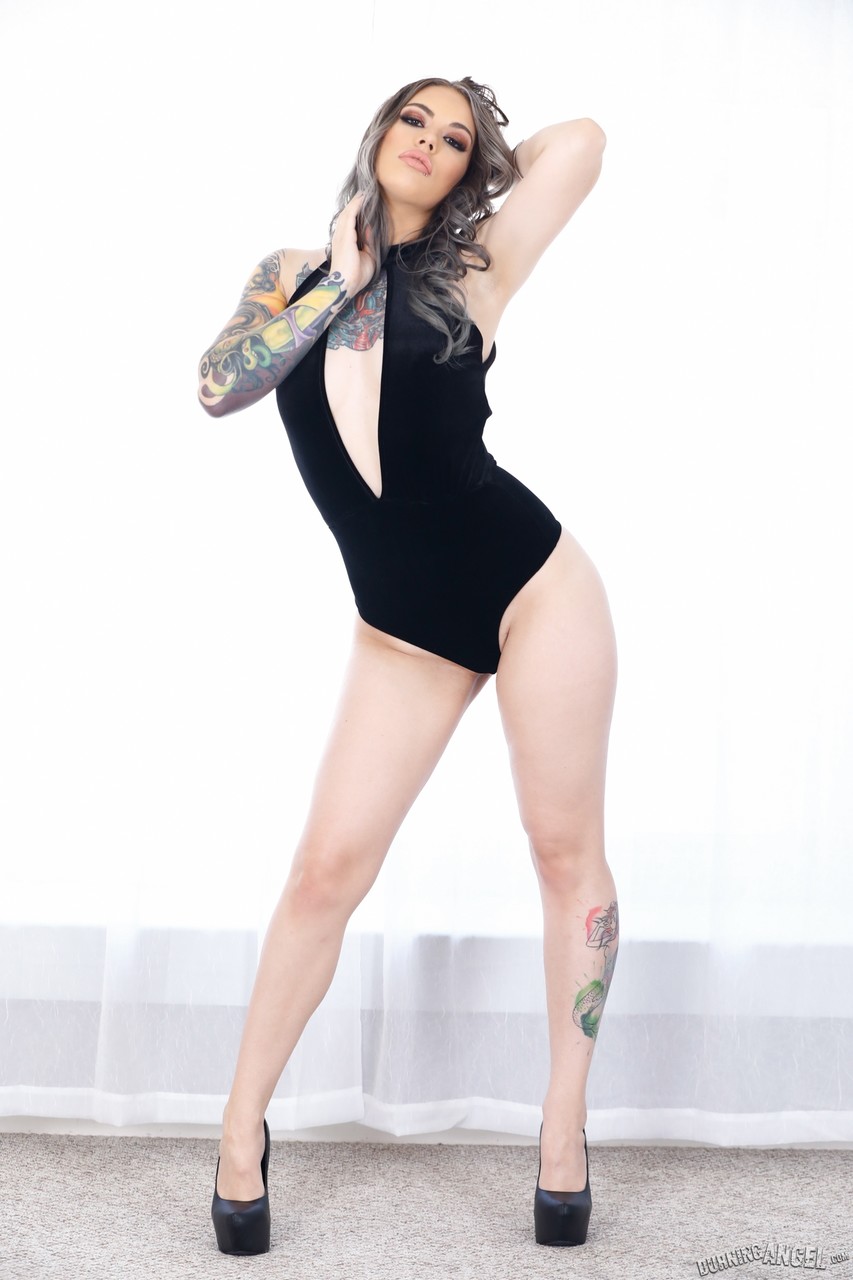 Tattooed goddess Taurus playing with her curvy body on the floor foto porno #423645295