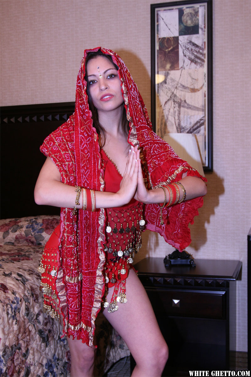 Stunning Indian dancer Mira exposes her tiny tits and hairy cunt foto pornográfica #425079178