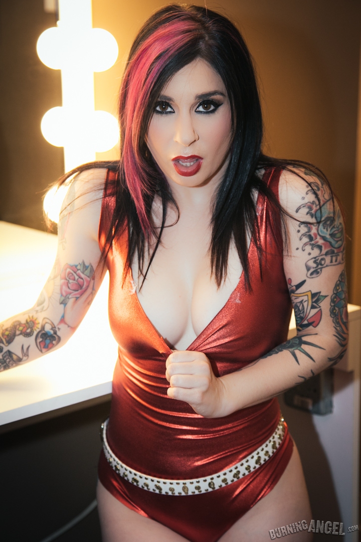 Glam fetish model Joanna Angel flaunts sexy round ass in the dressing room porno foto #426686663