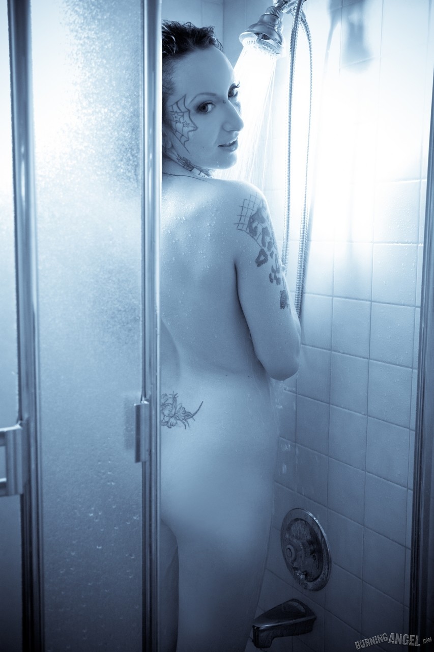 Tattooed nude alt girl dreams of hot fucking taking warm shower porno foto #428530763