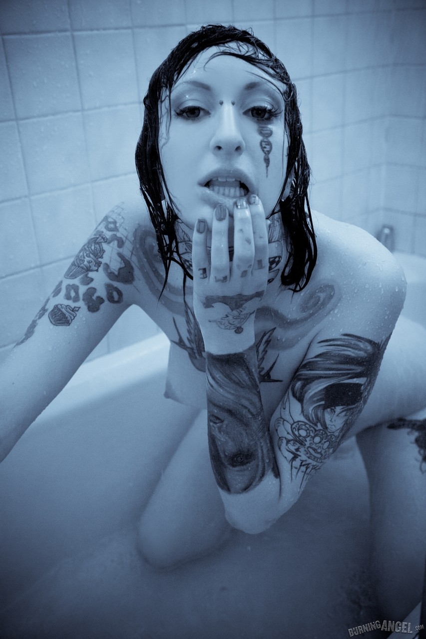 Tattooed nude alt girl dreams of hot fucking taking warm shower foto porno #428530779