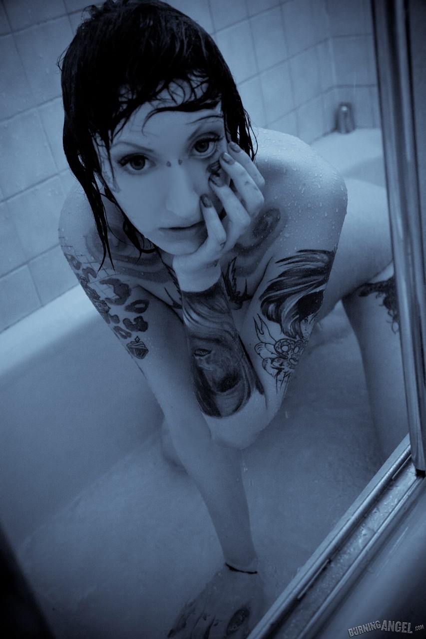 Tattooed nude alt girl dreams of hot fucking taking warm shower foto porno #428530781