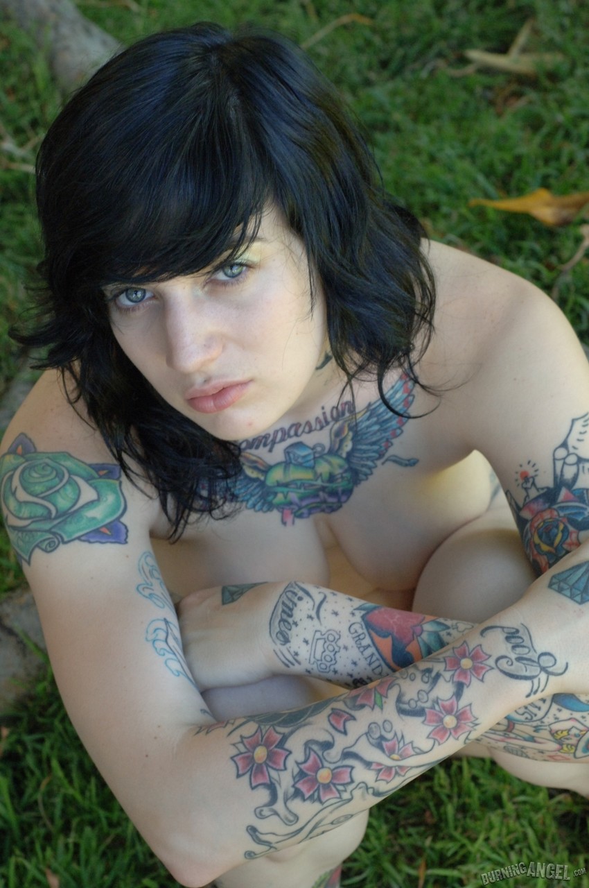 Tattooed punk chick takes her clothes off and poses in the backyard foto porno #425011824