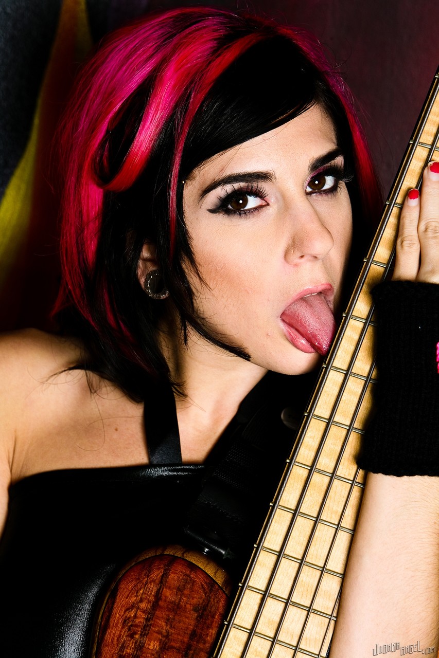Gorgeous goth Joanna Angel poses with bass guitars topless in ripped fishnets foto pornográfica #427067080