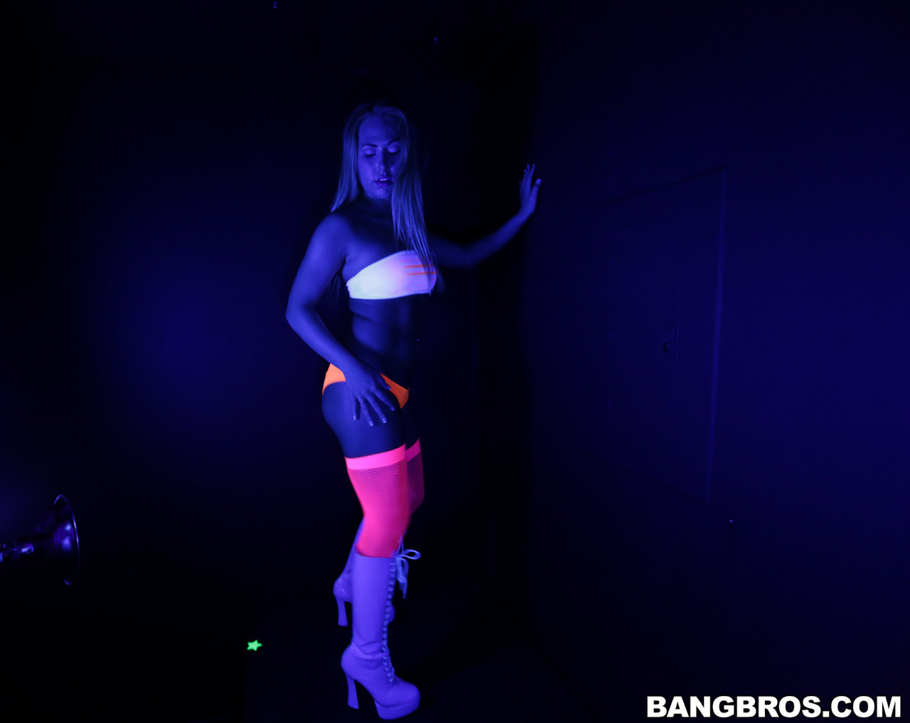 18 year old stripper Carter Cruise dancing in slutwear under blacklight porno foto #424557096 | Bangbros Network Pics, Carter Cruise, Tony Rubino, Shorts, mobiele porno