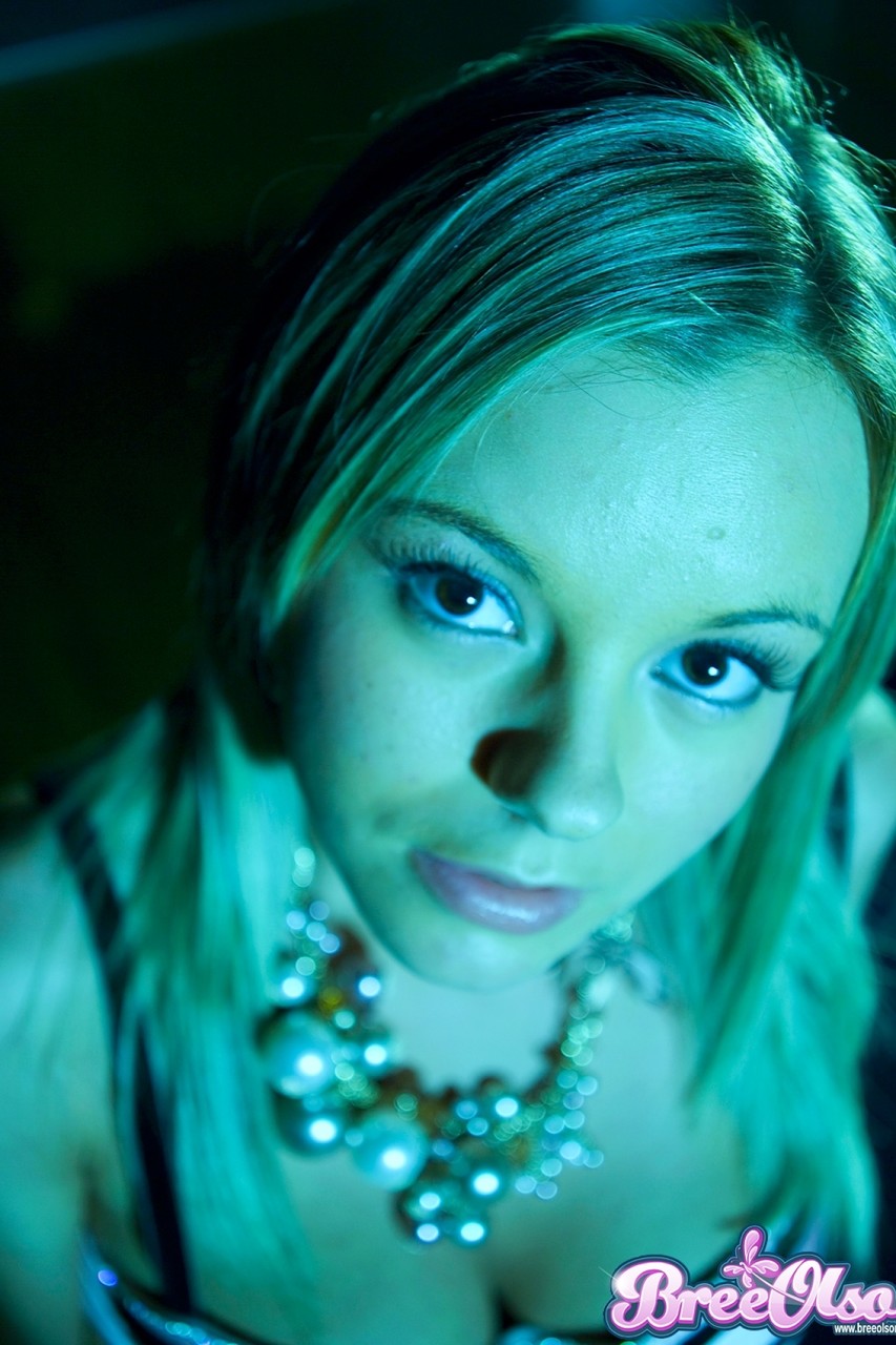 Young pornstar Bree Olson removes bra and panties in the blue light 色情照片 #428893649