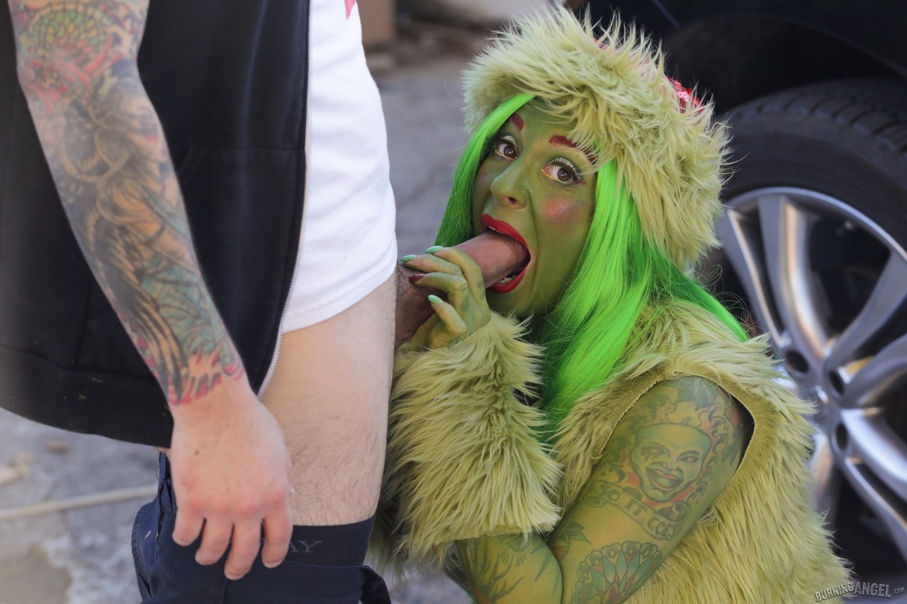 Green Grinch Joanna Angel anal rides homeless cock on top in the alleyway foto porno #428517402