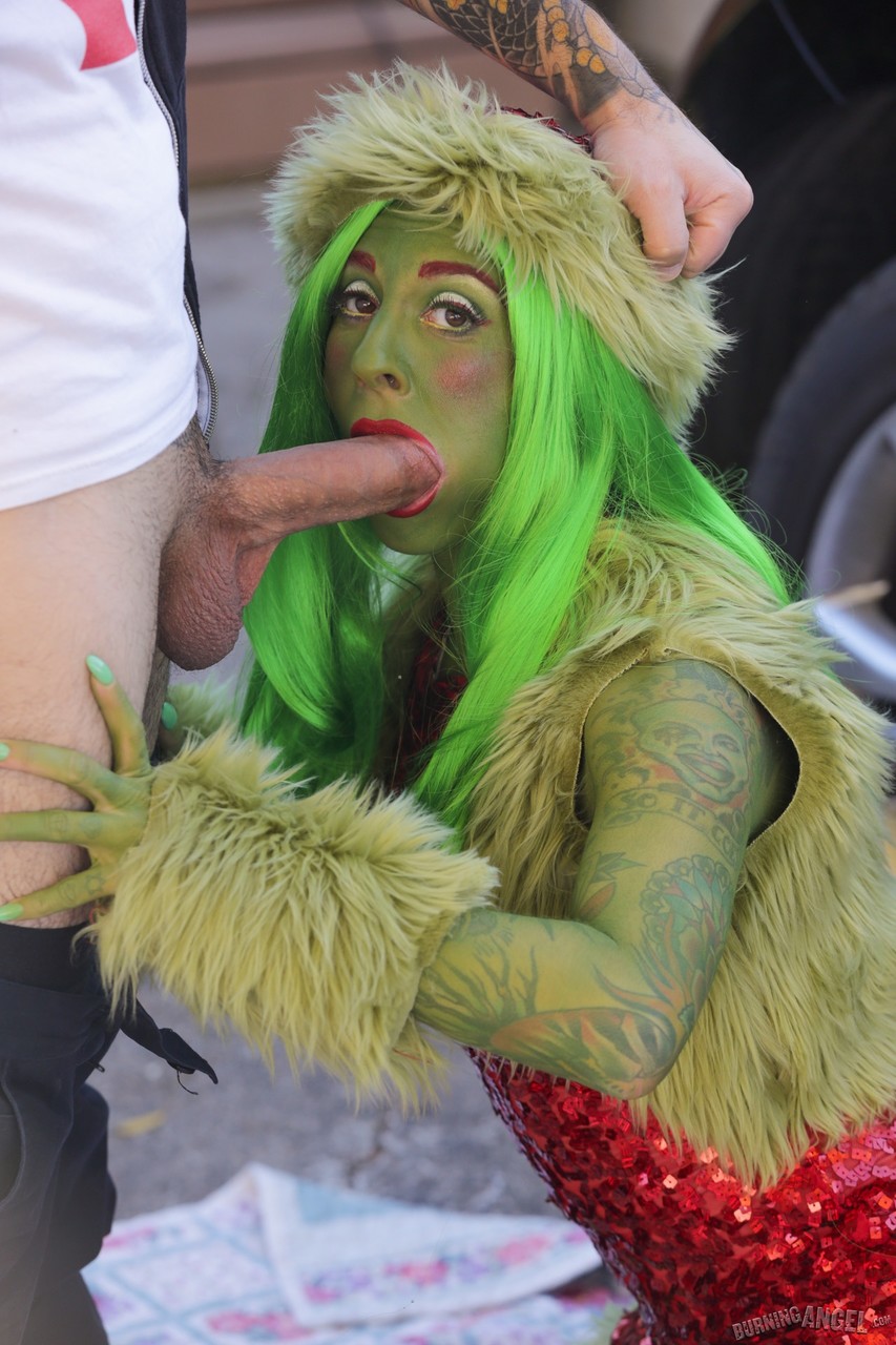 Green Grinch Joanna Angel anal rides homeless cock on top in the alleyway Porno-Foto #428517405
