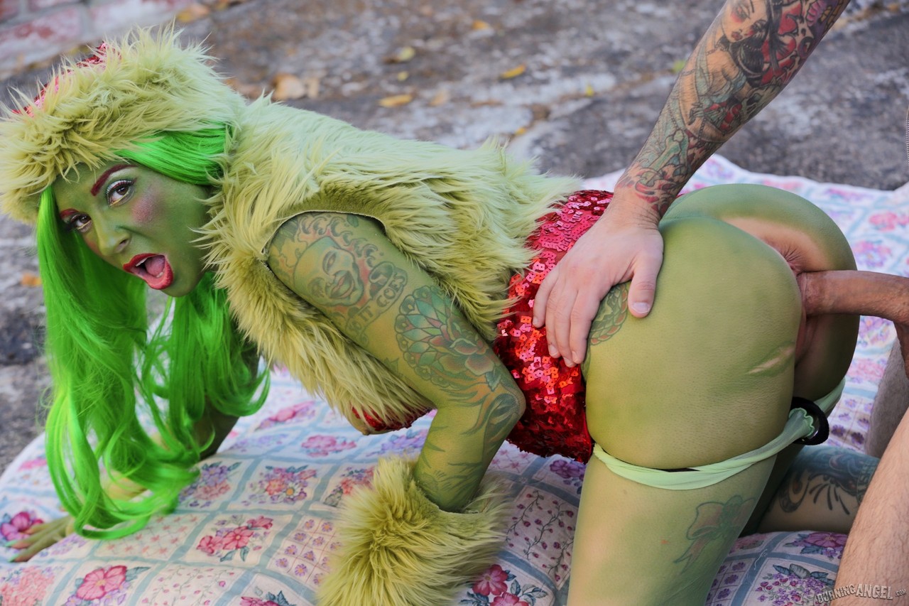 Green Grinch Joanna Angel anal rides homeless cock on top in the alleyway foto pornográfica #428517415