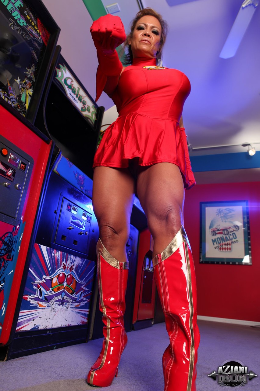 Cosplay Bodybuilder Dd Sheds Her Costume Reveals Her Big Clit At The Arcade