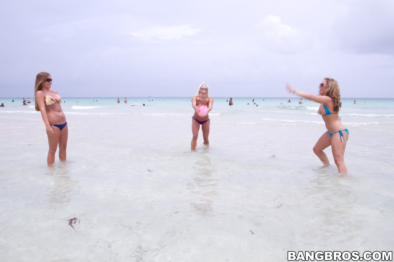 Busty ladies Sofia Ressen, Mercedes Lynn & Jennifer Annah Fox enjoy licking foto porno #422676621