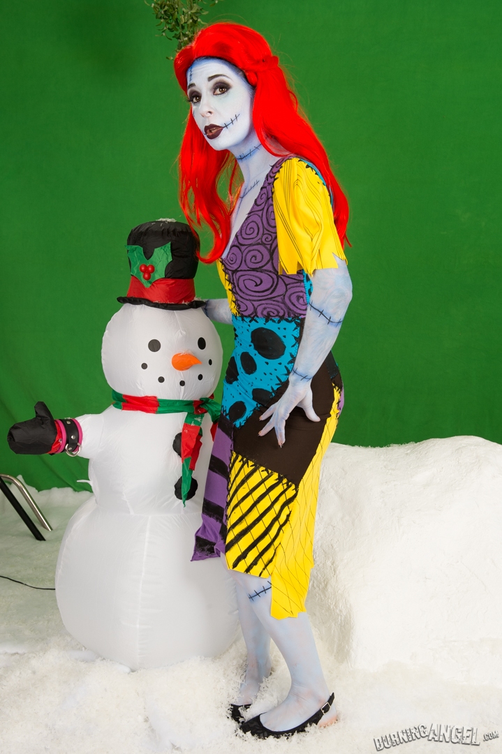 Naughty monster Joanna Angel gets down and dirty with a snowman foto porno #426224354