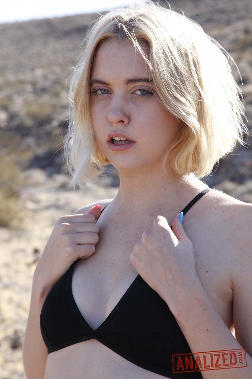 Erotic teen Joseline Kelly in black lingerie spreads cute ass in the desert порно фото #425547715