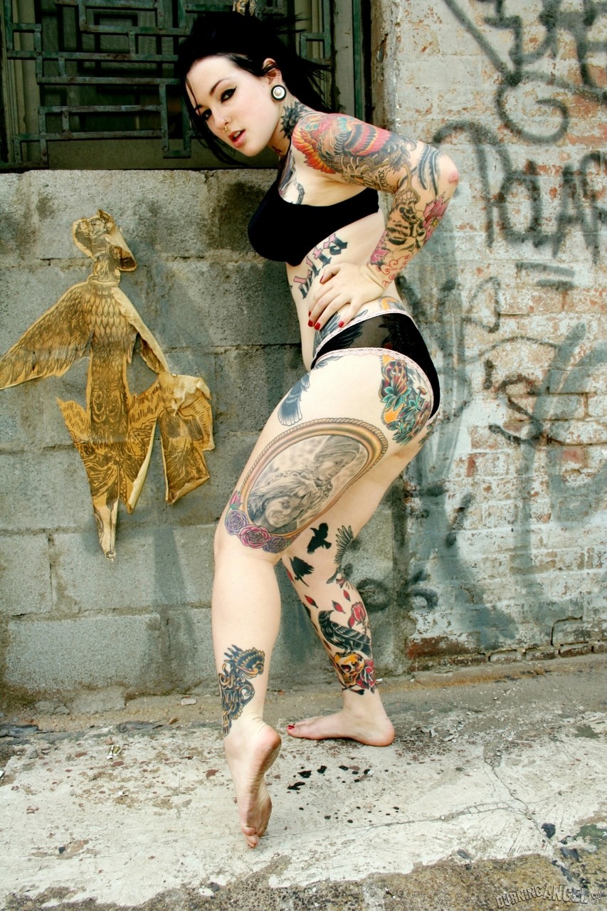 Gorgeous fetish girl Adahlia reveals her big tits & big tattoos outdoors Porno-Foto #426609894