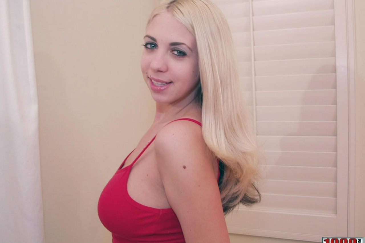 Blonde babe Britney Madison shows her big tits before she gets slammed foto pornográfica #425038288