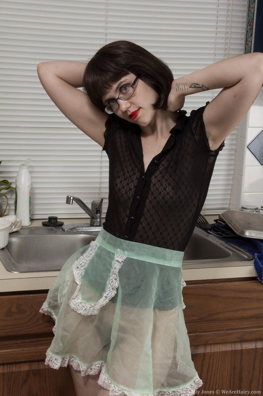 Glasses-clad cutie Kelly Jones soaps hairy armpits doing dishes & wets muff porno fotoğrafı #423849125