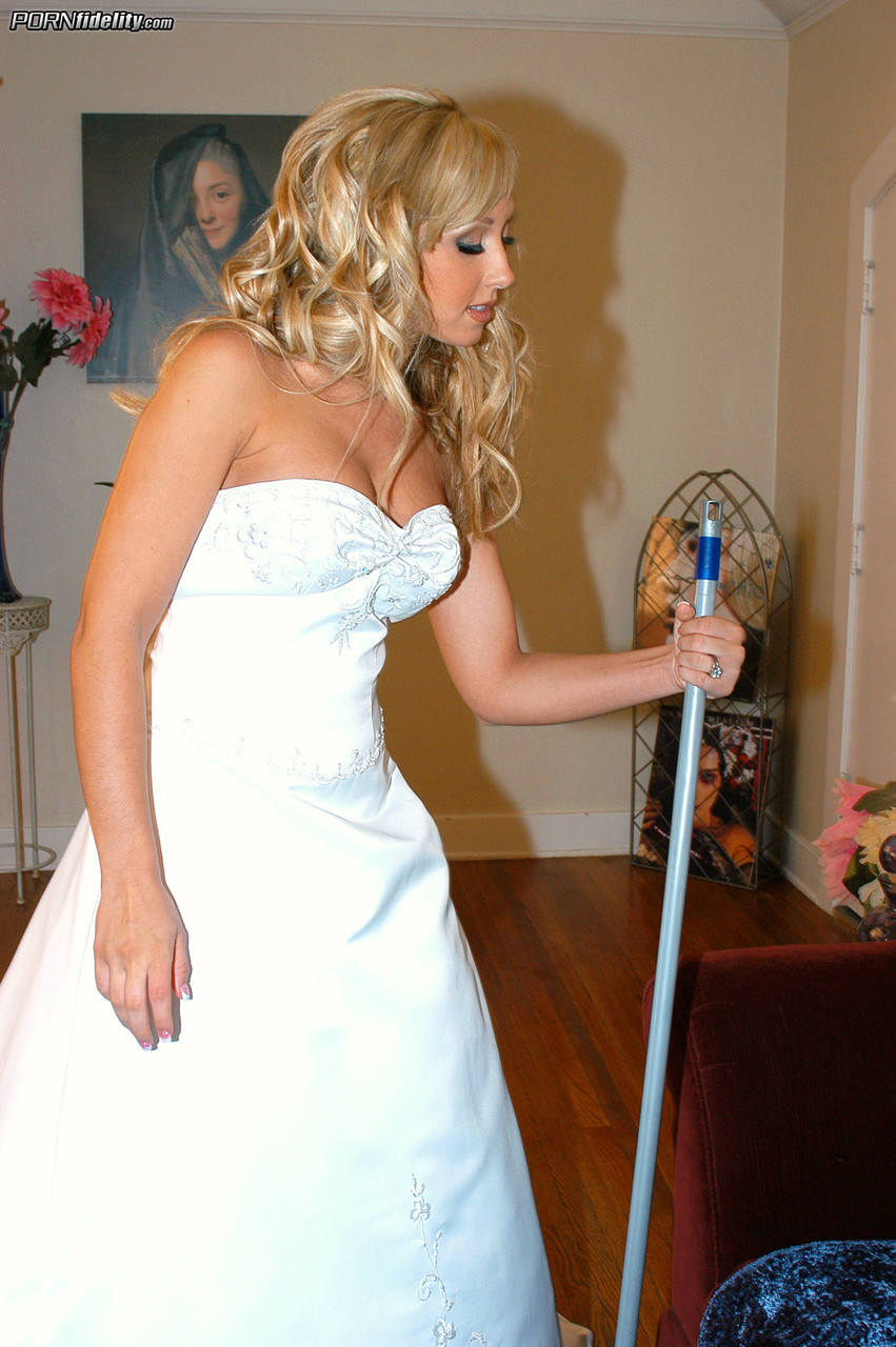 New wife Jessica Lynn doffs her wedding dress & rides hard cock on the floor foto pornográfica #424221418