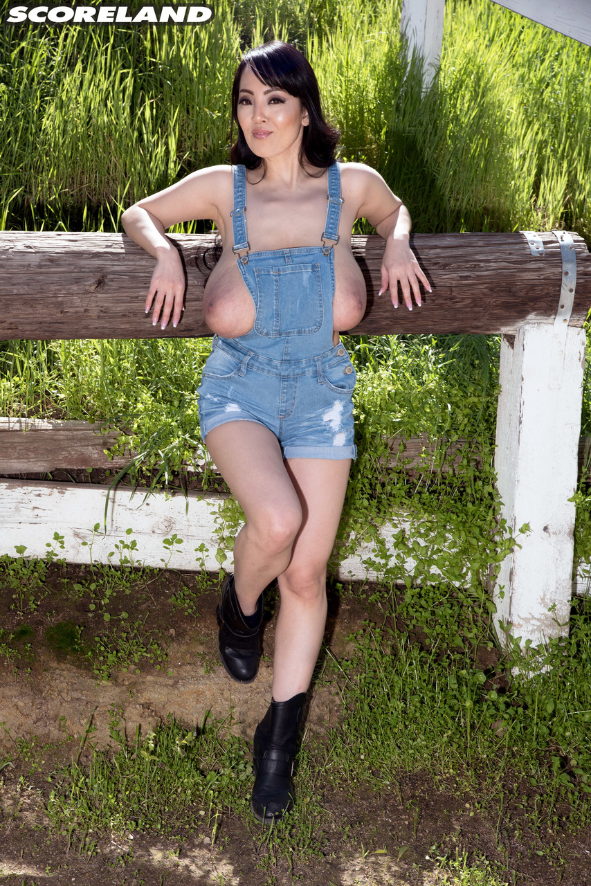 Dark haired model Hitomi unleashes her massive boobs at a horse farm foto porno #427525986