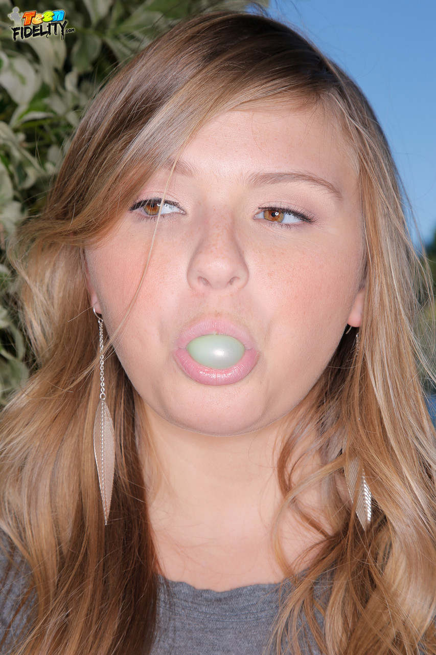 Bubble blowing teen Melissa May trades chewing gum with big cock in POV BJ porno fotoğrafı #425182764