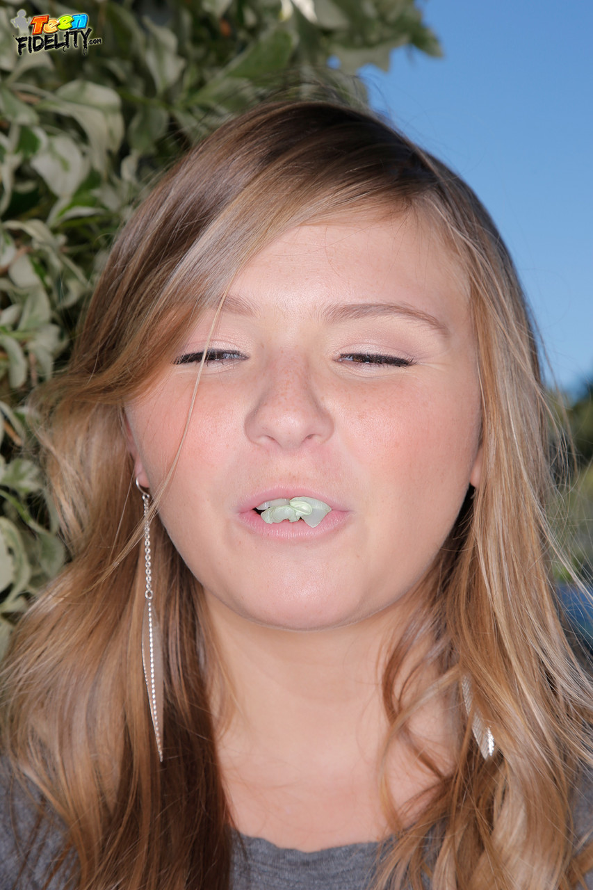 Bubble blowing teen Melissa May trades chewing gum with big cock in POV BJ zdjęcie porno #425182766
