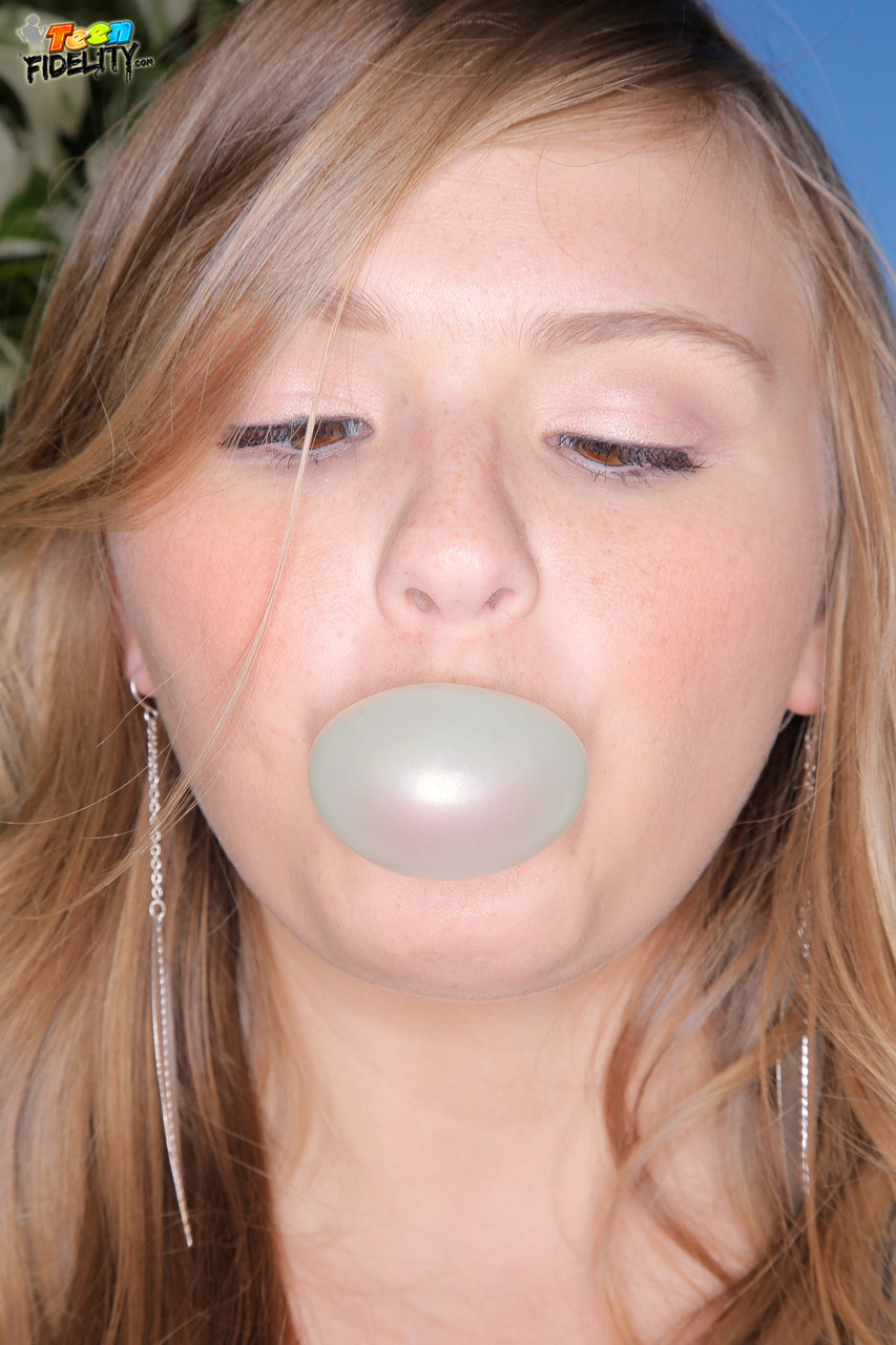 Bubble blowing teen Melissa May trades chewing gum with big cock in POV BJ porno foto #425182769