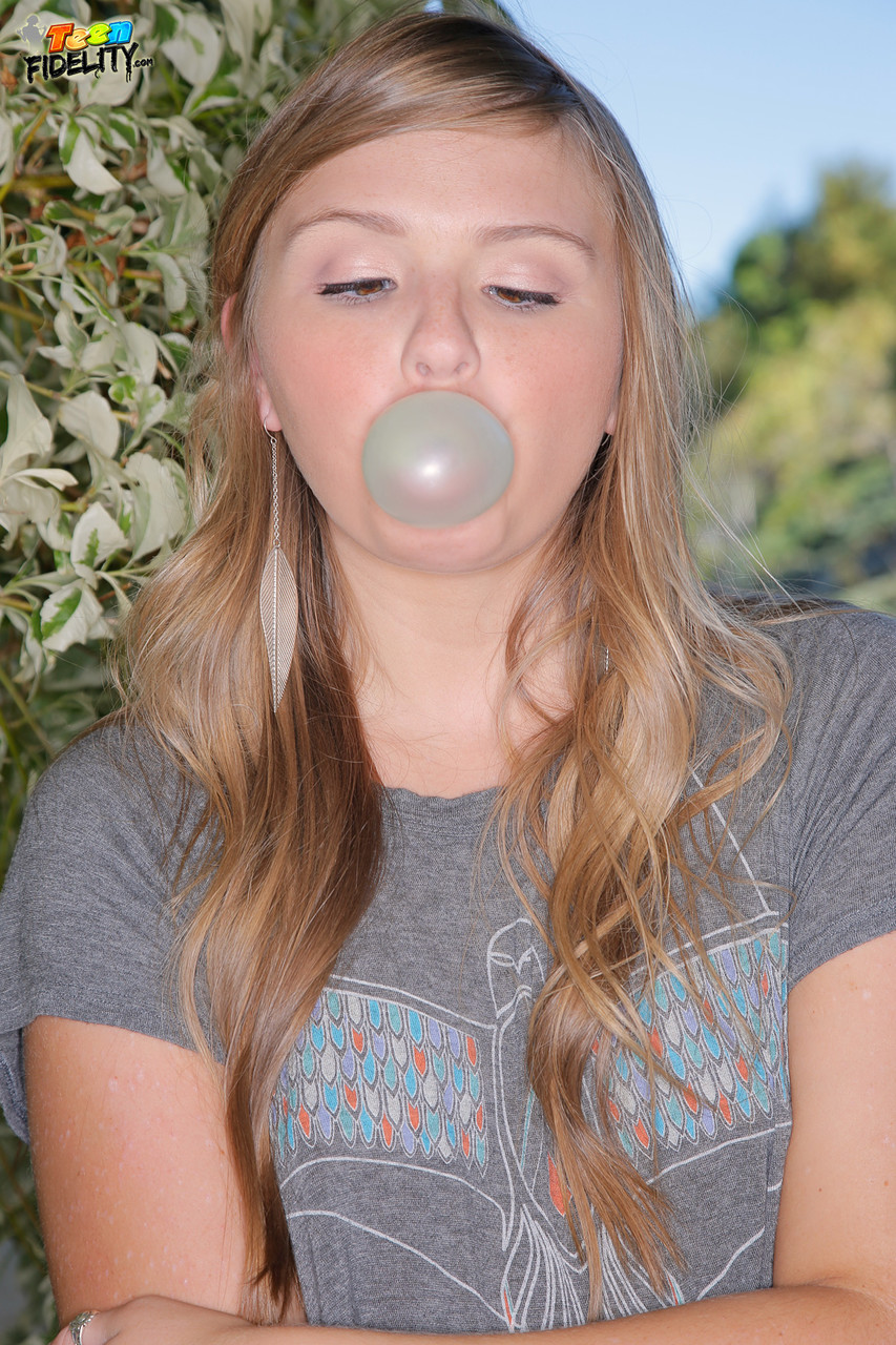 Bubble blowing teen Melissa May trades chewing gum with big cock in POV BJ porno foto #425182773