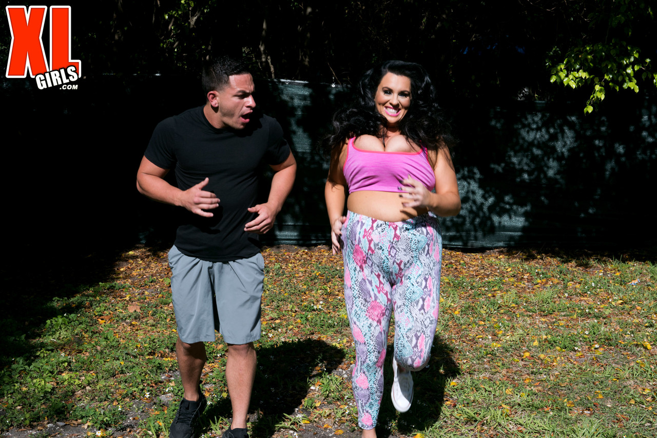 Voluptuous Brunette Kat Bailey Sexually Rewards Neighbor For Workout