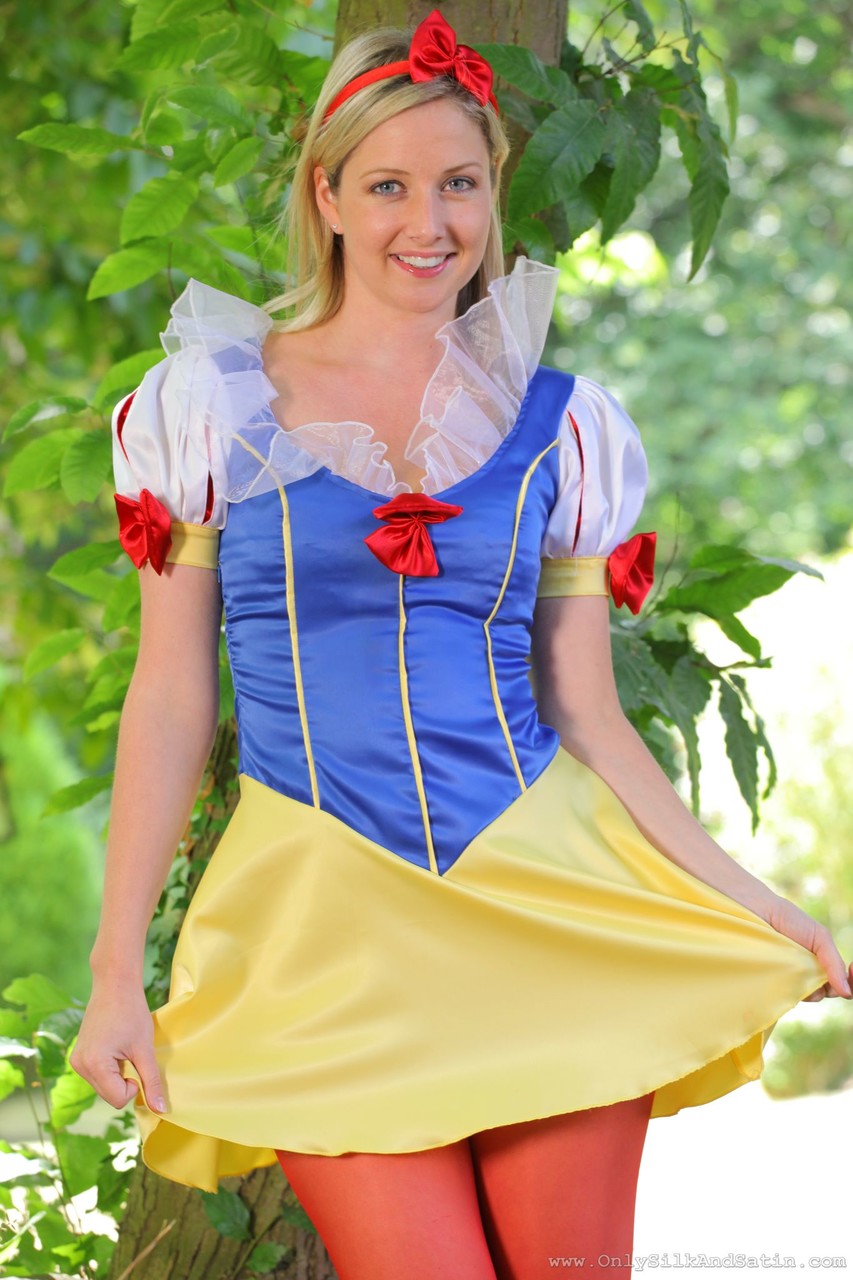Sweet girl in Snow White costume Nikki F poses topless in red nylons outdoors Porno-Foto #423184857