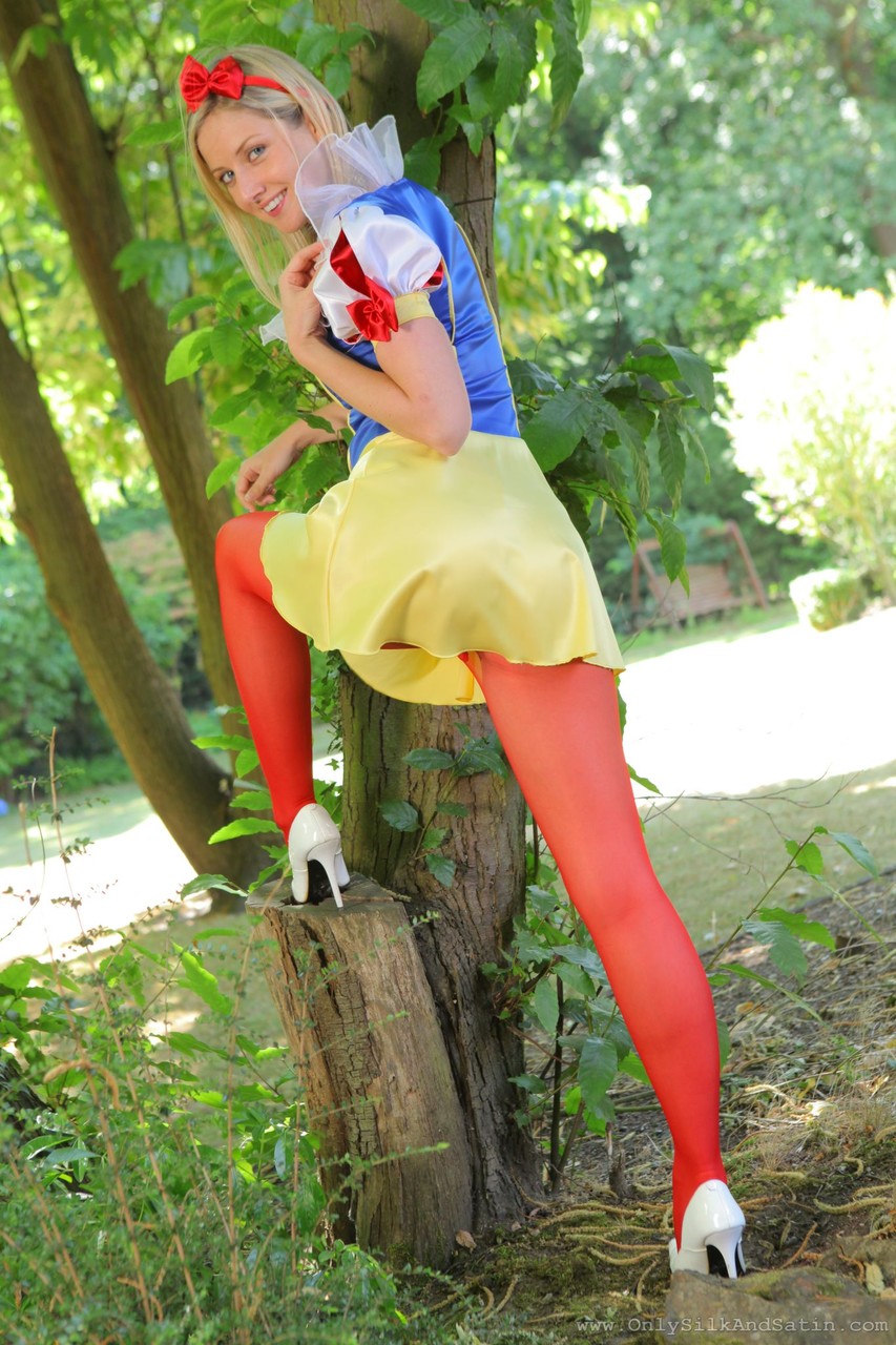 Sweet girl in Snow White costume Nikki F poses topless in red nylons outdoors Porno-Foto #423184866