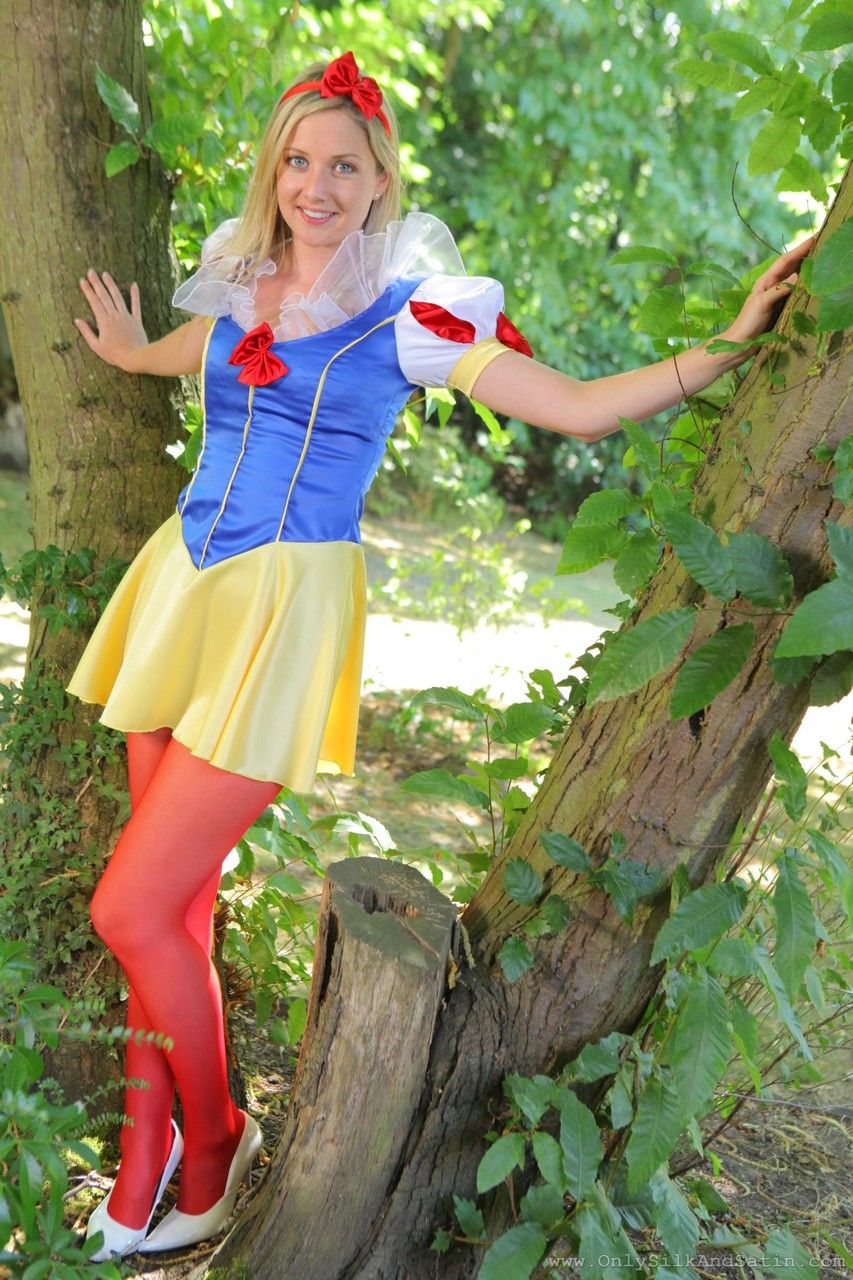 Sweet girl in Snow White costume Nikki F poses topless in red nylons outdoors Porno-Foto #423184868