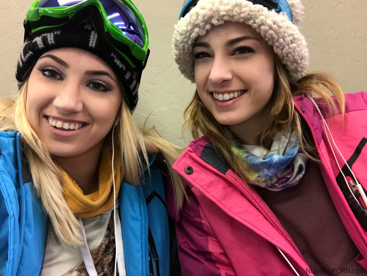 Sexy snowboarders Sierra Nicole & Kristen Scott have pre-FFM fun on the slopes foto porno #427844611