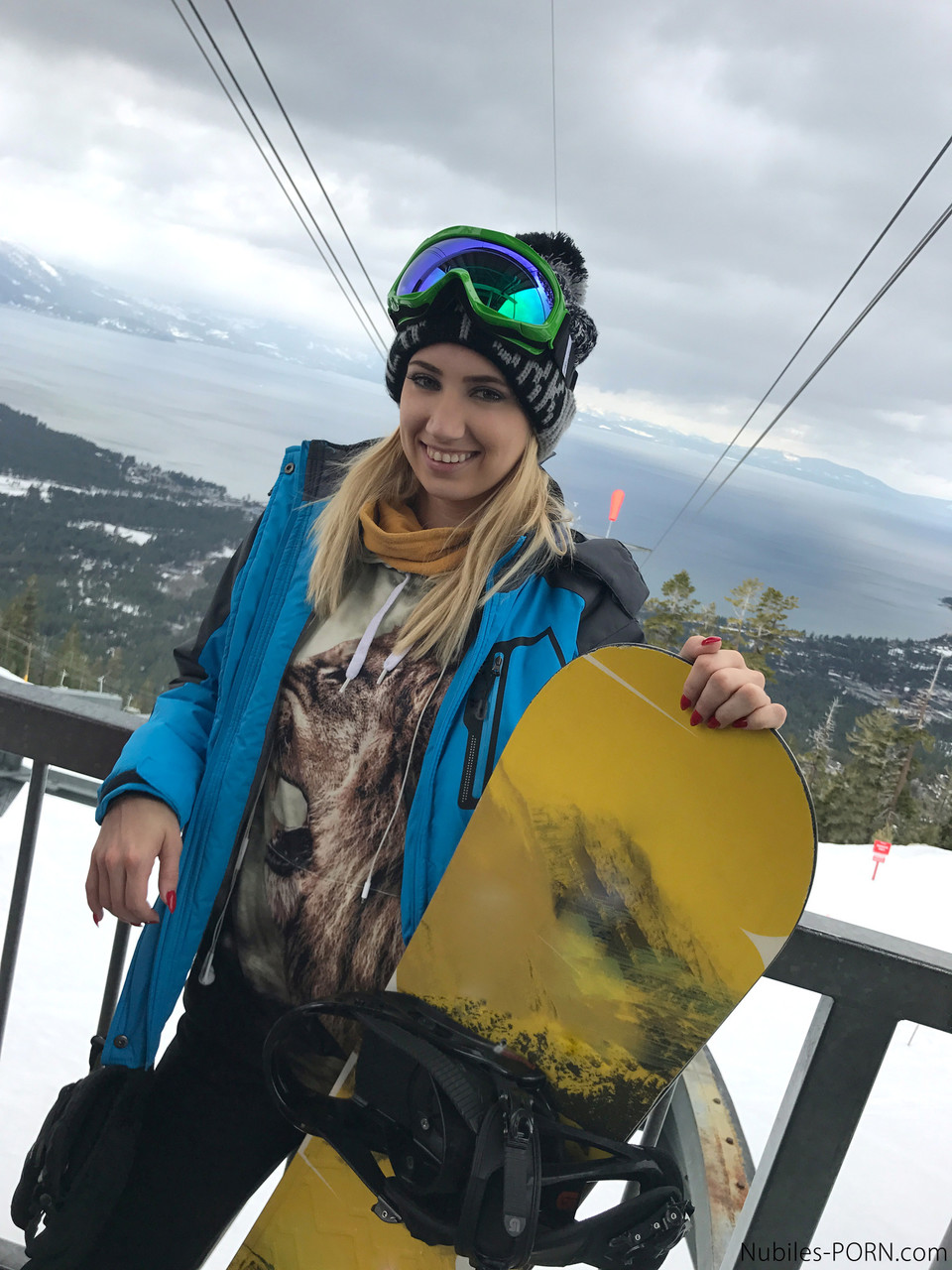 Sexy snowboarders Sierra Nicole & Kristen Scott have pre-FFM fun on the slopes Porno-Foto #427844641