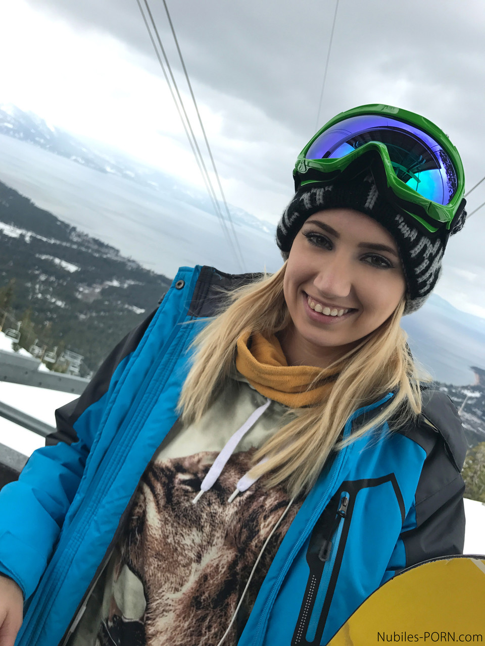 Sexy snowboarders Sierra Nicole & Kristen Scott have pre-FFM fun on the slopes foto porno #427844651