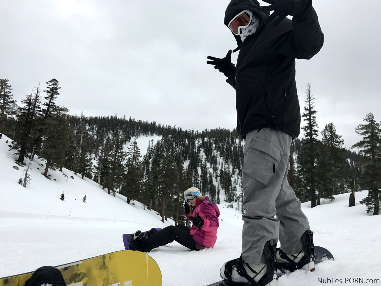 Sexy snowboarders Sierra Nicole & Kristen Scott have pre-FFM fun on the slopes foto porno #426855010