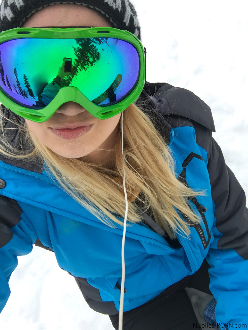 Sexy snowboarders Sierra Nicole & Kristen Scott have pre-FFM fun on the slopes foto porno #427844864