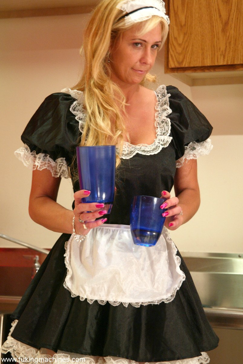Sexy maid Phyllisha pours some water over her desirable legs while cleaning zdjęcie porno #425145309
