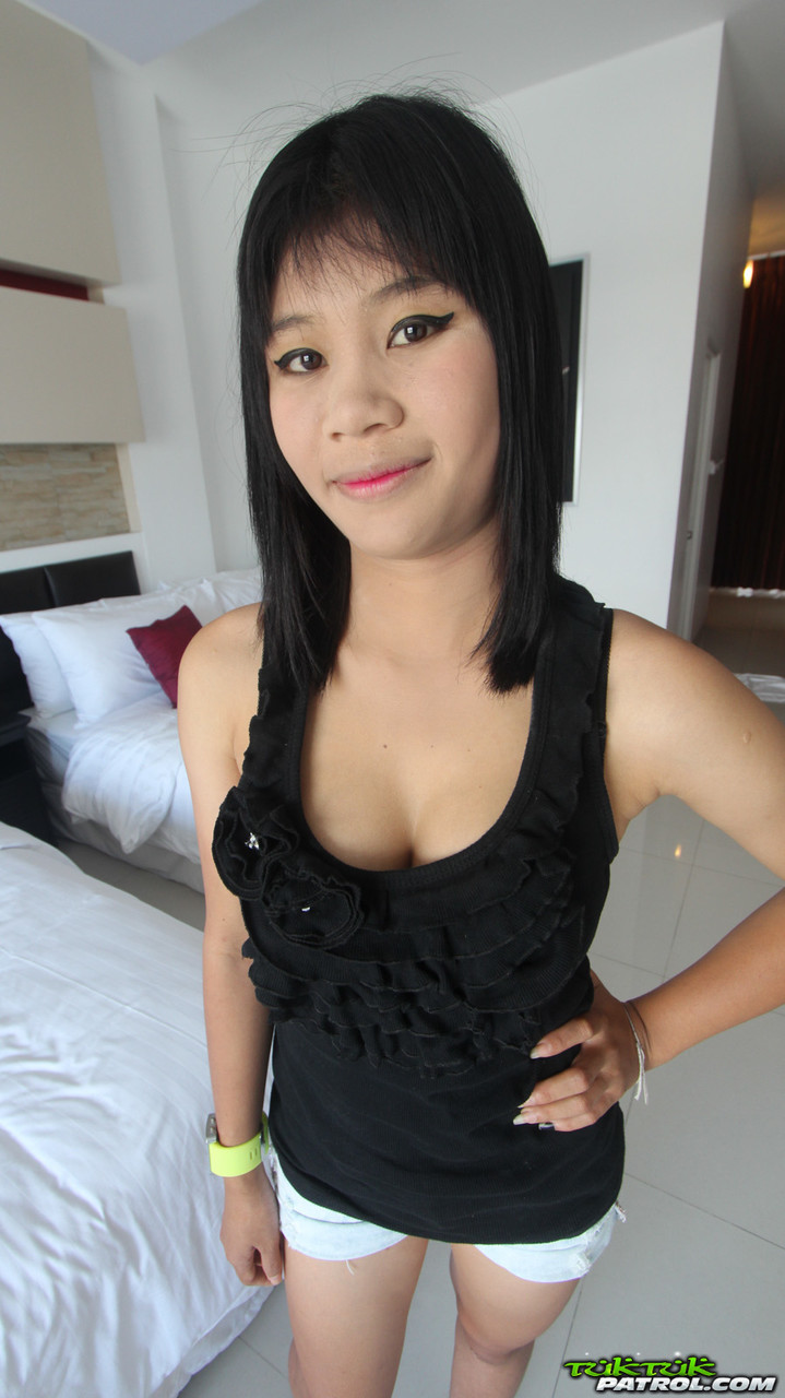 Cute Asian Jang displays her natural tits while wearing sexy thong panties Porno-Foto #423756828
