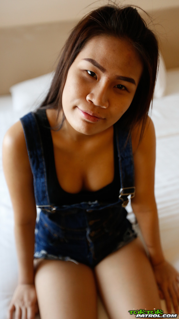 Sweet Asian teen Bee gets her delicious shaved twat fucked & creampied in POV 色情照片 #428177131 | Tuk Tuk Patrol Pics, Bee, Amateur, 手机色情