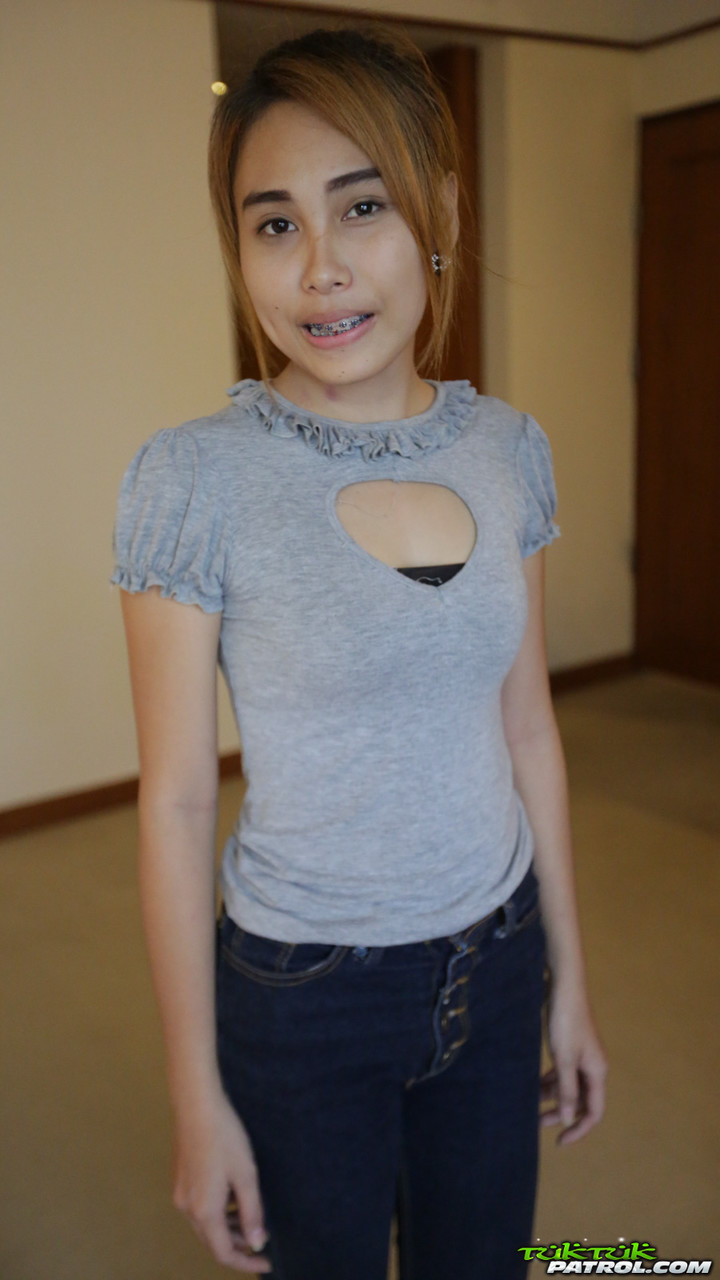 Young Thai girl in braces bares her small tits and neatly trimmed twat on bed porno foto #424261683 | Tuk Tuk Patrol Pics, CREAM, Asian, mobiele porno
