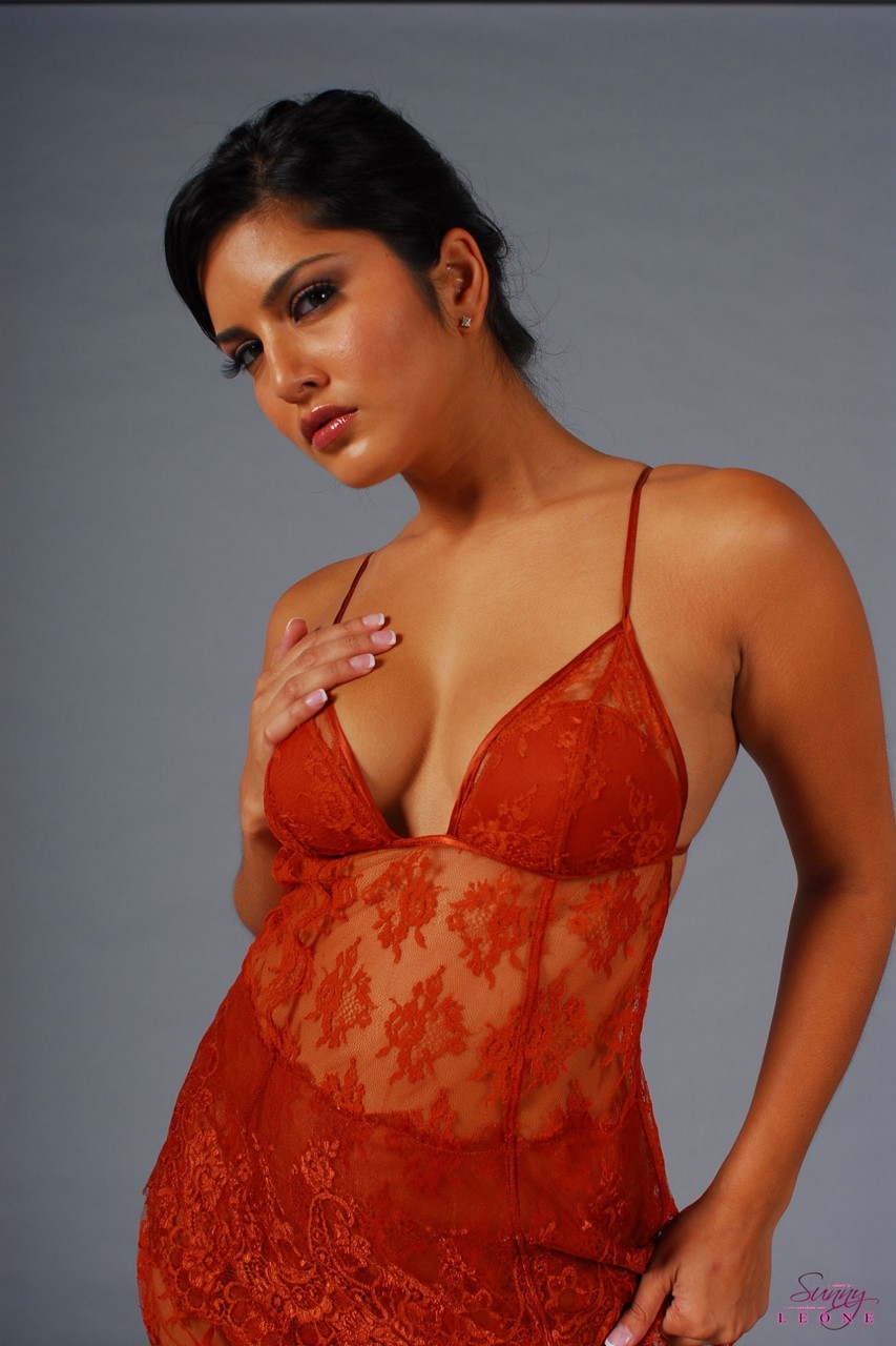 Sexy Indian pornstar Sunny Leone sheds sheer lingerie baring pierced nipples ポルノ写真 #425106625