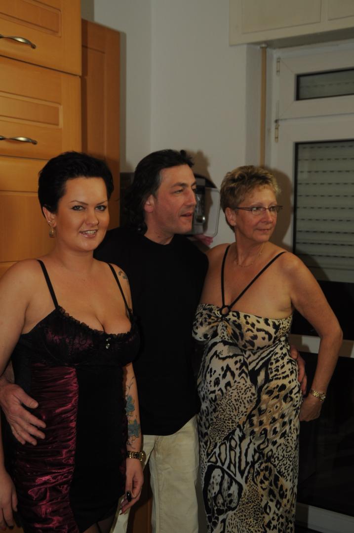 Mature German amateurs with natural big tits enjoy kitchen FFM threesome foto porno #423914927