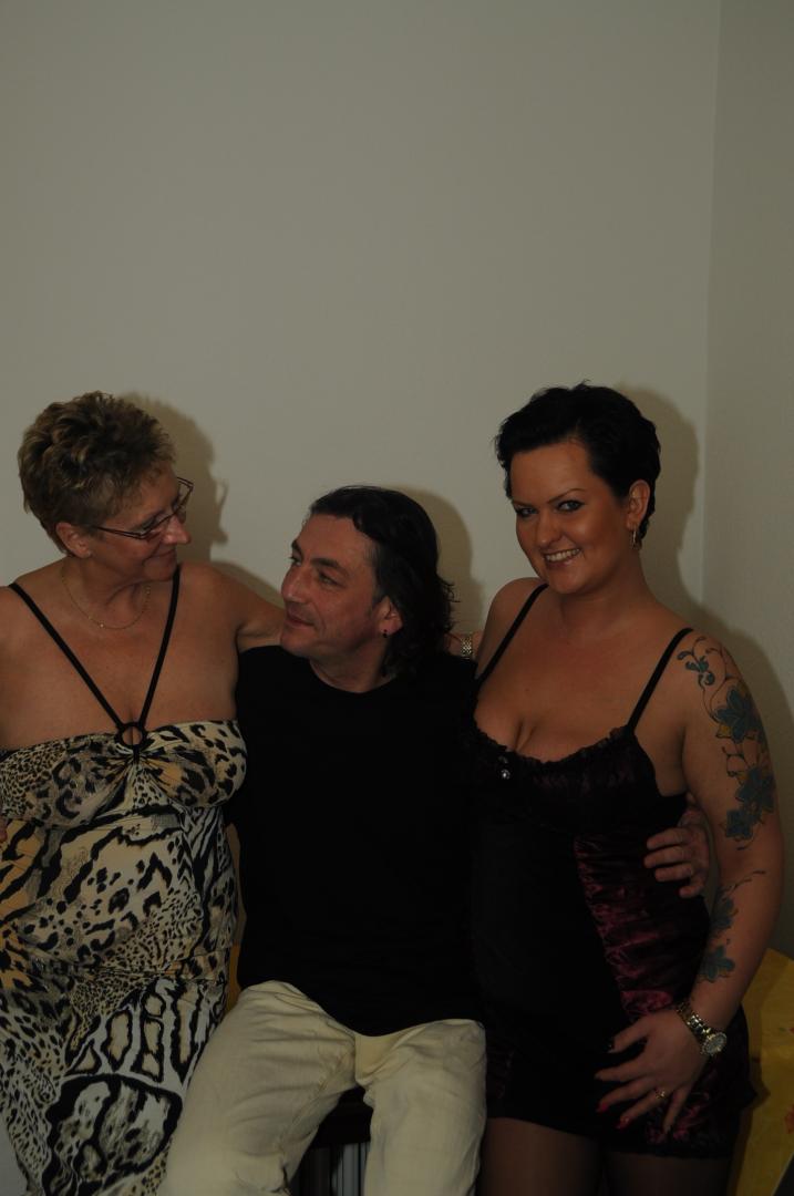 Mature German amateurs with natural big tits enjoy kitchen FFM threesome foto porno #423914935