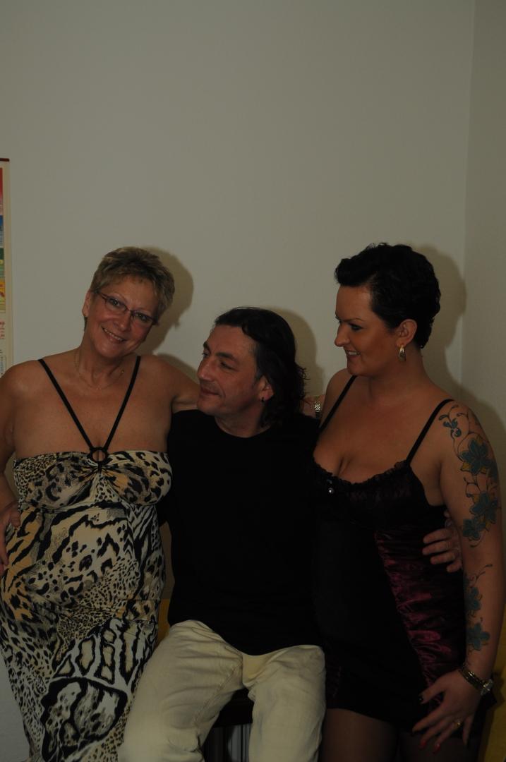 Mature German amateurs with natural big tits enjoy kitchen FFM threesome porno fotky #423914943