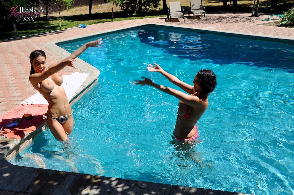 Bathing beauties Dylan Ryder & Jessica Jaymes shend bikinis for big tit fun ポルノ写真 #427237974