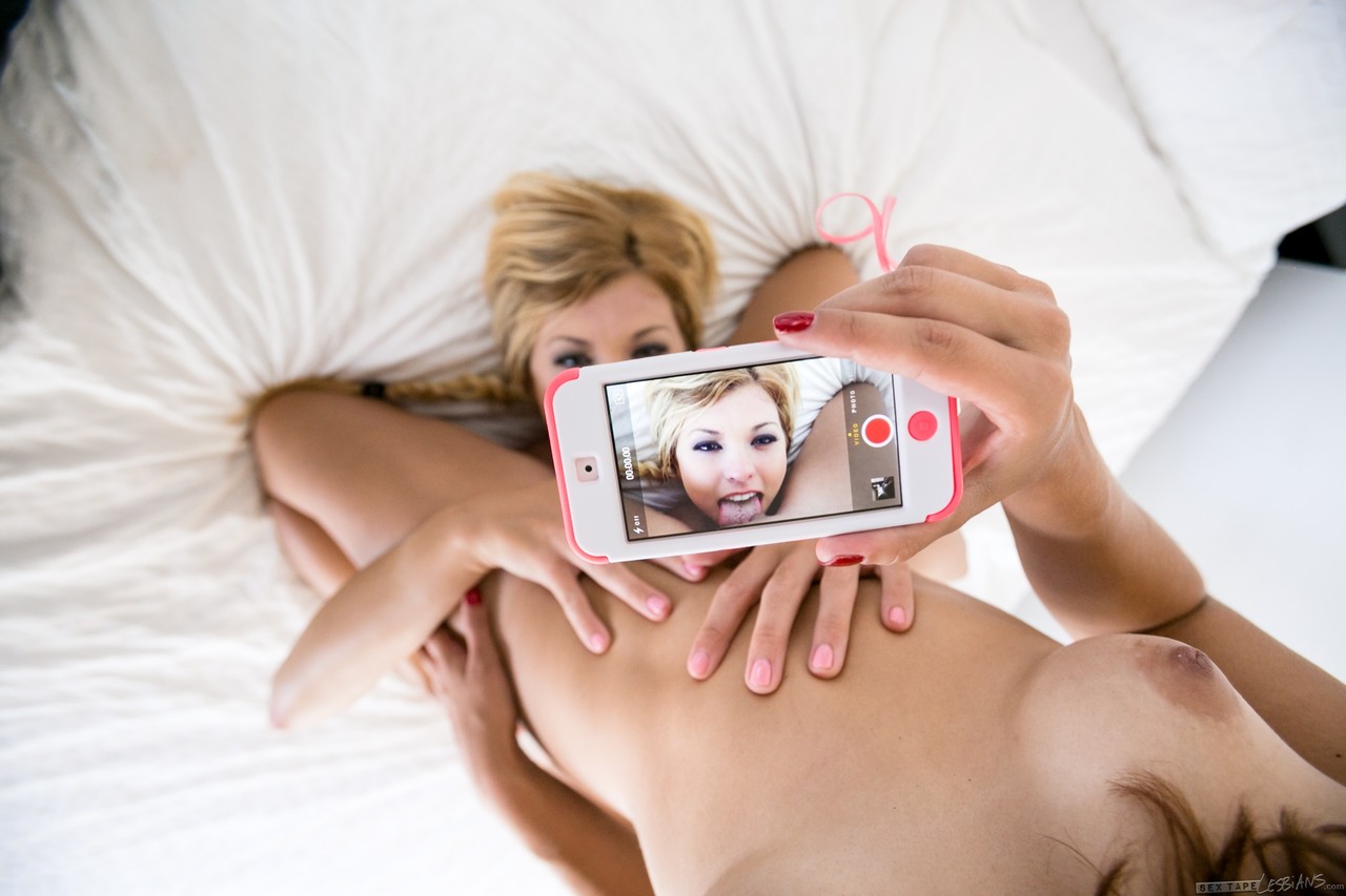 Beautiful cuties Ariana Grand & Tara Morgan take selfies while pussy licking foto porno #425163587