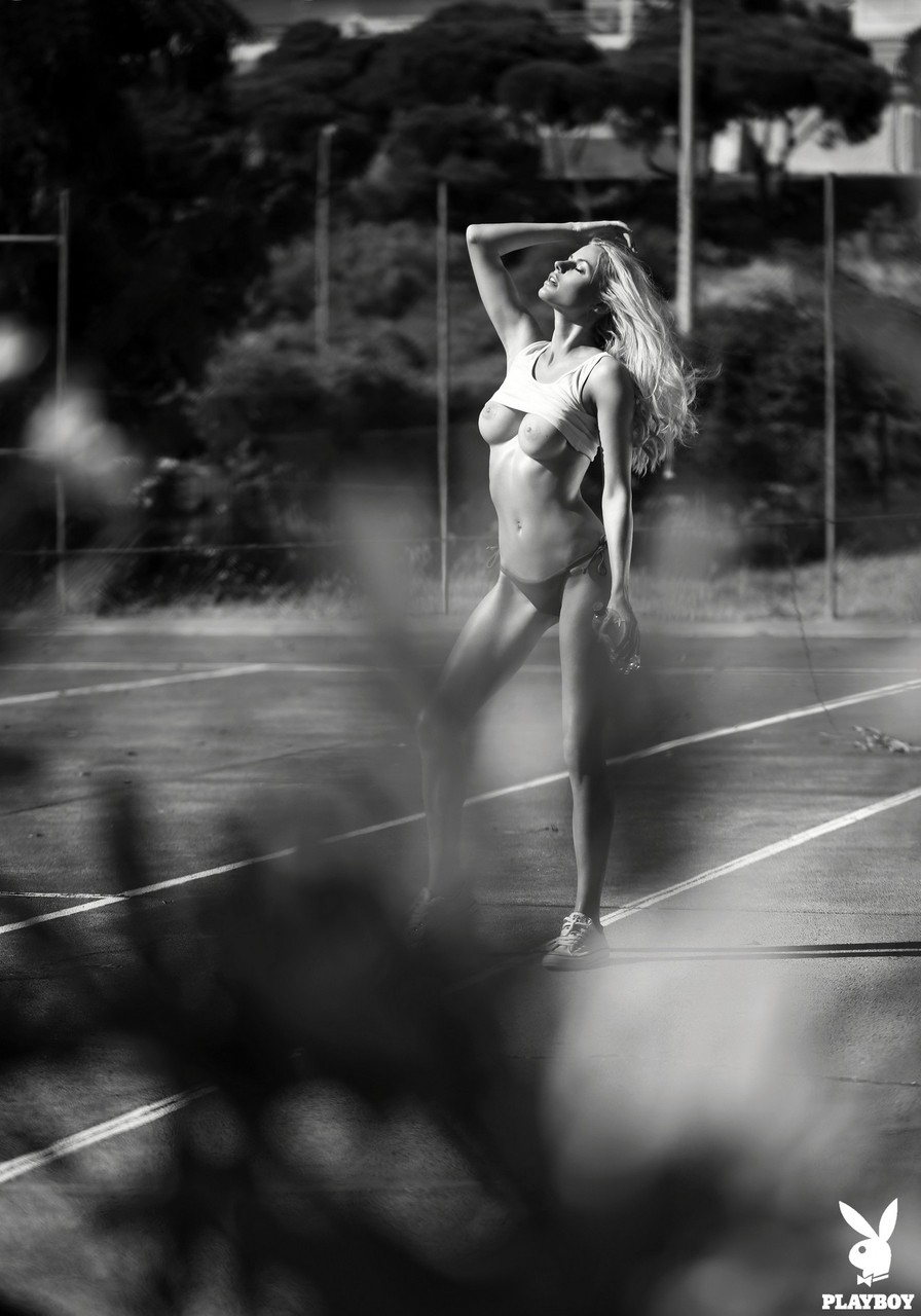 Blonde Playboy muse Olga De Mar flashes her exotic boobs on the tennis court foto pornográfica #422794127