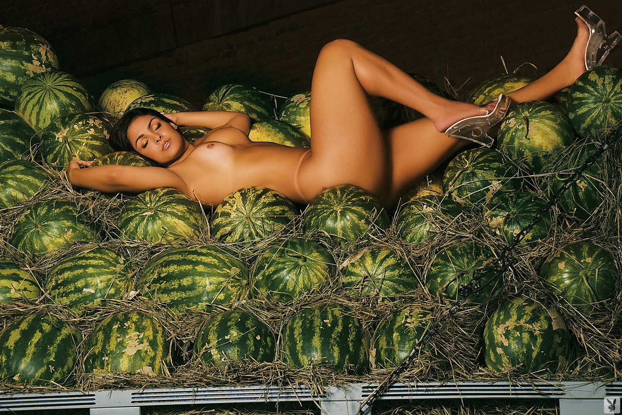 Voluptuous Brazilian Andressa Soares drips melon juice on her big juicy melons ポルノ写真 #426952726