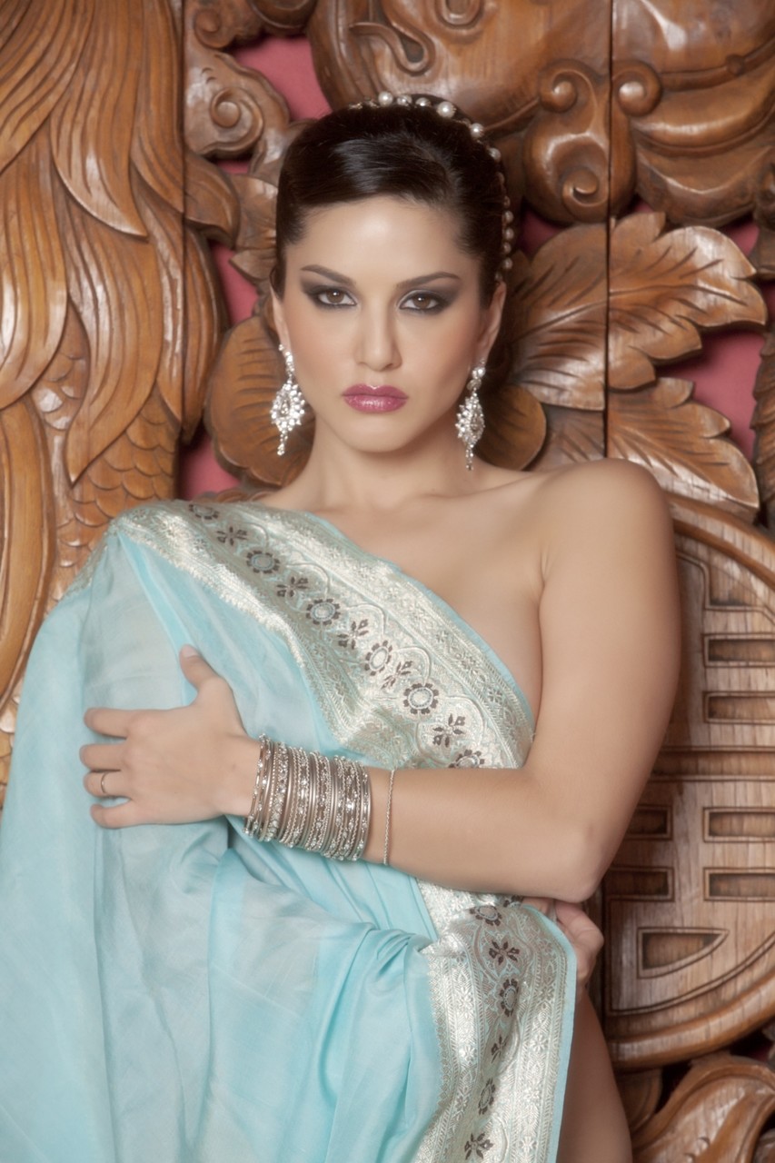 Classy MILF Sunny Leone takes off her Bollywood dress and bares big tits zdjęcie porno #423919257
